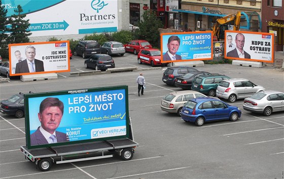 Centrální ostravské parkovit je obsypané pedvolebními billboardy kandidát Vcí veejných a TOP 09.