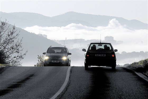 Lidé by mli kvli patnému ovzduí omezit pohyb venku, ale i cestování auty. (Ilustraní foto)
