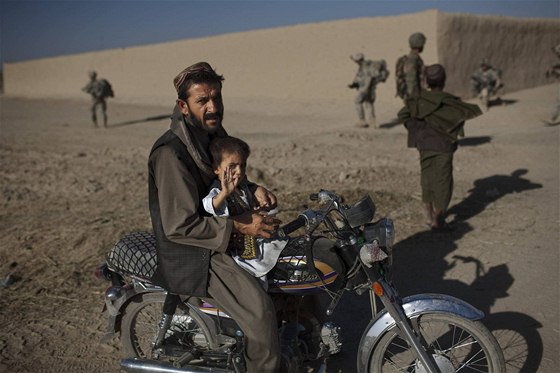 Bombové útoky Talibanu jsou stále astjí, suují i obyejné vesniany