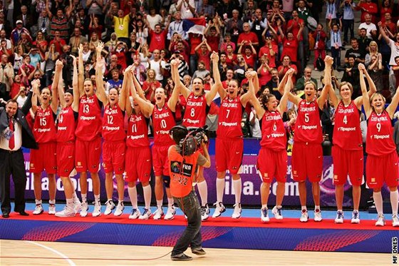 eské basketbalistky se radují ze stíbra z MS 2010