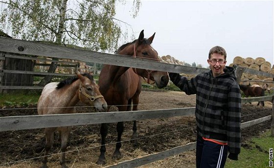 Patrik, klient z Integraního centra vJihlav-Sasov, chodí rád ke koním.