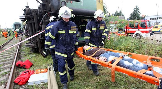 Záchranáři si u Tlumačova na Zlínsku vyzkoušeli, jak by spolupracovali při velkém železničním neštěstí.
