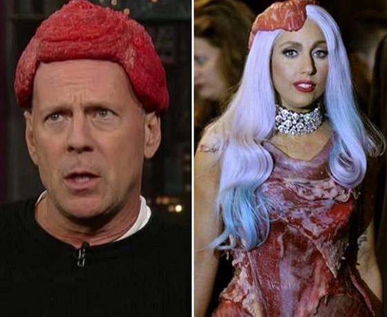 MASO NA HLAV. Bruce Willis si vystelil z Lady Gaga a po jejím vzoru piel do...