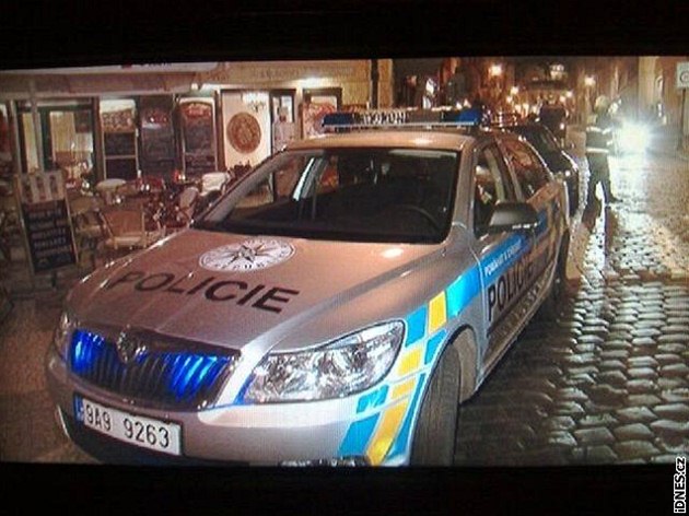 Policie zasahuje u podez�elých krabi�ek na rohu ulic Karmelitská a Tr�i�t� na Malé Stran�