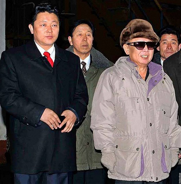 Nedatovaný snímek vydala oficiální severokorejská agentura v beznu 2010. Japonský list The Mainichi Shimbun uvedl, e mu po pravici Kim ong-ila je jeho tetí syn  Kim ong-un