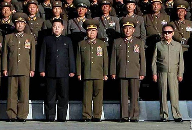 Kim ong-un (druhý zleva) na inspekci jednotky 851 severokorejské armády. Nedatovaný snímek vydala oficiální tisková agentury zem 6. íjna 2010
