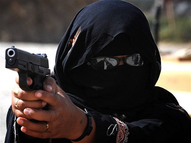 V afghánské provincii Hilmand p�i�ly od �ervence o �ivot u� t�i policistky. Ilustra�ní foto