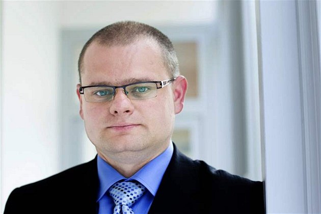 Bývalý pracovník ABL, poslanec VV David Kádner, odmítl opustit jednání sn�movní komise pro kontrolu BIS.