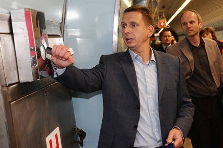 Generln editel Dopravnho podniku Martin Dvok zkuebn rozbj sklko bezpenostnho tlatka v metru.