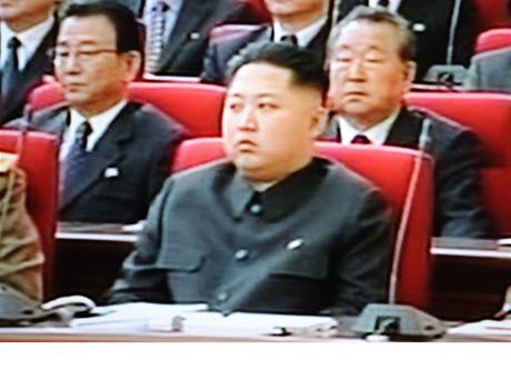 Na tomhle snmku pozenm z vysln severokorejsk televizn stanice je podle expert Kim ong-un, jako astnk  schze severokorejsk sttostrany, v jejm ele stoj jeho otec