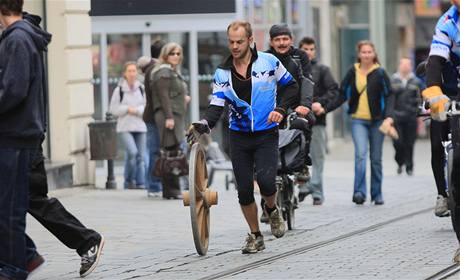 Zvodnci kouleli 12,5 kilogramu tk loukoov kolo z Lednice na Beclavsku do Brna (2. jna 2010)