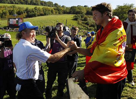 Miguel ngel Jimnez se zdrav se panlskm fanoukem po svm vtzstv ve tvrtm dnu Ryder Cupu 2010.