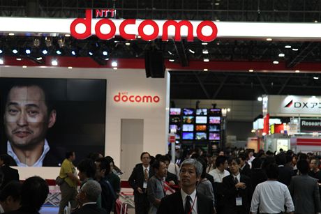 CEATEC 2010 - NTT DoComo - japonsk mobiln opertor, kter na tamn trh mimo jin na CEATEC uvedl na tamn trh Samsung Galaxy Tab a bude prodvat i nov Lumix Phone.