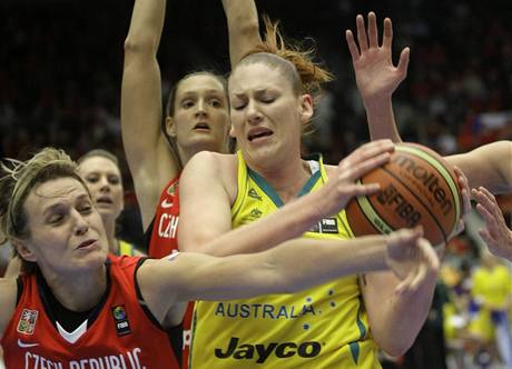 esk basketbalistka Hana Horkov (vlevo) brn Australanku  Lauren Jacksonovou. 