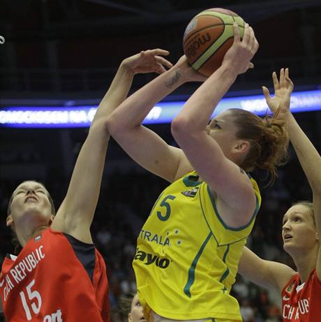 Lauren Jacksonovou brn pi stelb Eva Vtekov (vlevo) a Petra Kulichov 