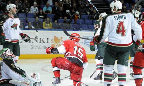 Tuomo Ruutu z Caroliny se raduje z glu v duelu s Minnesotou.