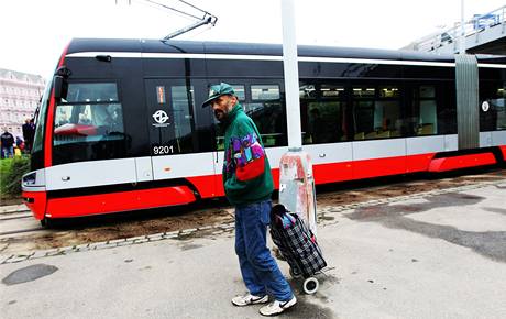 Tramvaj Škoda ForCity zahájila zkušební jízdy s cestujícími 
