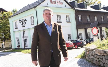 Starosta Karlovy Studánky Roman Reichl před hotelem Džbán, kam se za poslední tři týdny trvale přistěhovalo už 27 lidí.