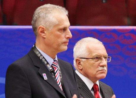 Vclav Klaus (vpravo) ve spolenosti basketbalovho funkcione Zdeka Bzy