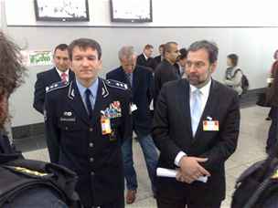Ministr vnitra Radek John a policejní prezident Oldich Martin pi kontrole bezpenostních opatení na letiti Ruzyn (4.10.2010)