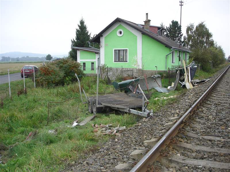 Trosky pepravníku, v nm po sráce s vlakem u Bezdkova zemel peváený k (5.10.2010)
