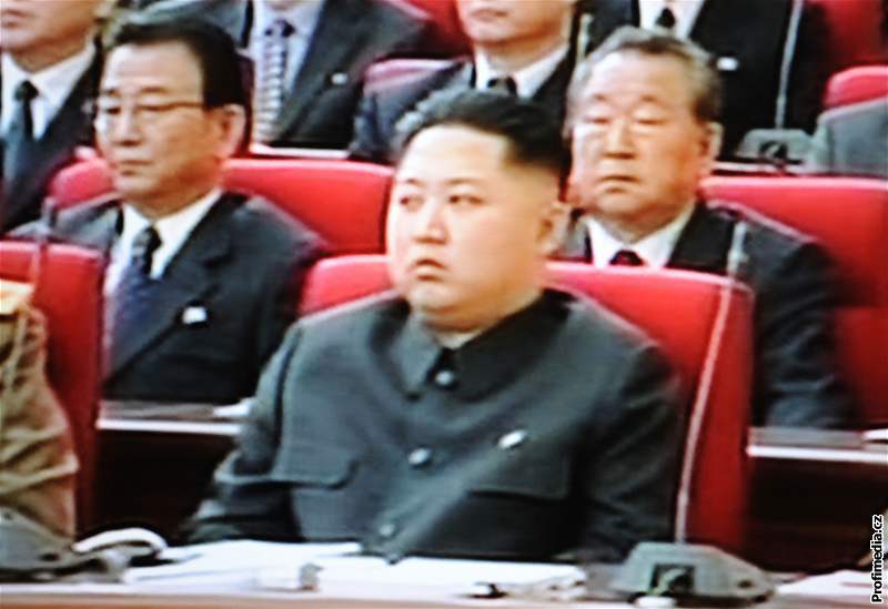 Na tomhle snímku poízeném z vysílání severokorejské televizní stanice je podle expert Kim ong-un, jako úastník  schze severokorejské státostrany, v jejím ele stojí jeho otec