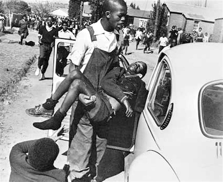 Mbuyiswa Makhubu nakládá do automobilu posteleného dvanáctiletého Hectora Pietersona. Jeden z dalích pti, mén slavných snímk zachycujících jeho smrt (16. ervna 1976)