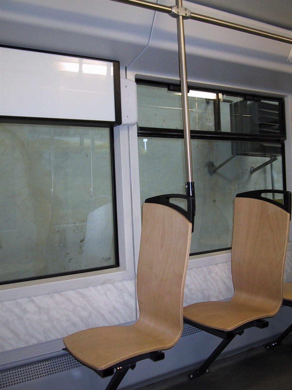 Nové devné sedaky v plzeské tramvaji