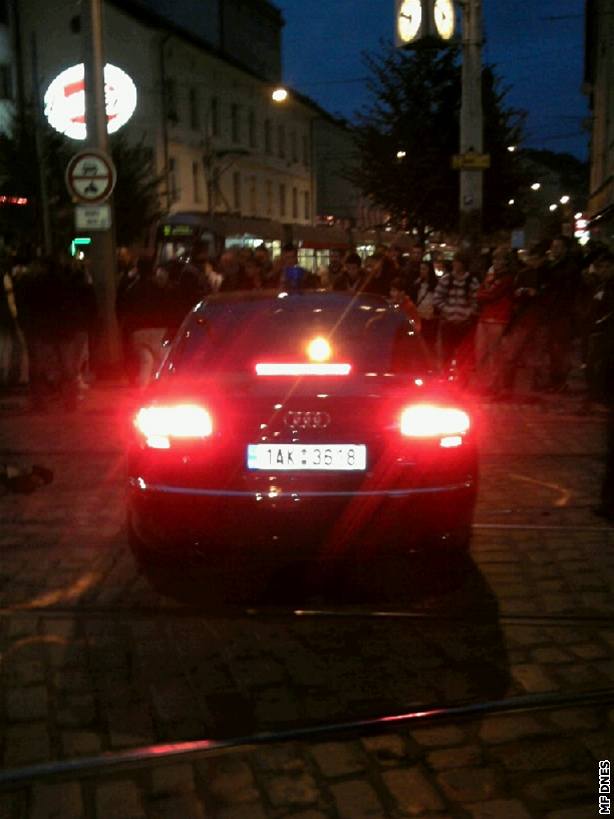 Havarované audi s majá�kem na k�i�ovatce u And�lu v Praze 