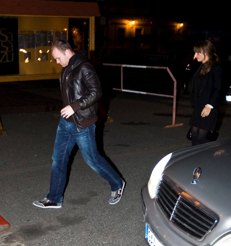 ROONEY V PRAZE. Fotbalista Manchesteru United a jeho �ena Coleen (vpravo) u pra�ského klubu Sasazu. 