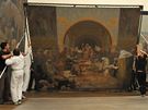 Balení Slovanské epopeje malíře Alfonse Muchy na zámku v Moravském Krumlově (plátno Car Simeon Bulharský)