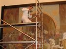 Pratí restaurátoi balí obraz Car Simeon bulharský Muchovy Slovanské epopeje na zámku v Moravském Krumlov. (7. 10. 2010)