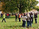 Studenti moravskokrumlovských kol v parku ped zámkem s expozicí Slovanské epopeje. (7. 10. 2010)