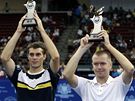 eský tenista Frantiek ermák (vlevo) slaví deblový turnajový triumf v Kuala Lumpuru s Michalem Mertiákem ze Slovenska