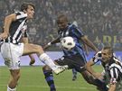 eský obránce Zdenk Grygera z Juventusu (vlevo) odkopává mí ped Samuelem Eto'oem z Interu Milán