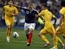 V OBLEENÍ. Francouz Karim Benzema se probíjí obranou Rumunska.