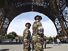 Francouztí vojáci hlídkují pod Eiffelovou ví v Paíi. Francie ped nkolika...