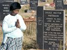 Matka Hectora Pietersona se modlí u jeho hrobu v Sowetu v JAR.