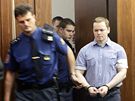Policisté pivádjí Davida Vaculíka k soudu v Ostrav. (5. íjna 2010)