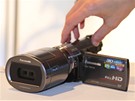 CEATEC 2010 - nov ada videokamer Panasonic schopn natet ve 3D za pouit specilnho objektivu