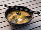 Japonská polévka misoiru, kterou si Japonci dopávají kadý den 