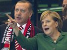 POLITICI NA FOTBALE. Nmecká kancléka Angela Merkelová a turecký premiér Recep Tayyip Erdogan pi kvalifikaním zápase svých zemí. 