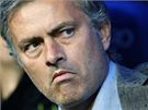 SPOKOJENOST? Je José Mourinho spokojený s výkonem Realu Madrid? To není poznat, ani kdy jeho svenci válcují Deportivo La Corua.