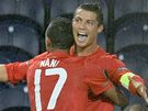 PORTUGALTÍ STELCI. Nani se proti Dánsku trefil dvakrát, Ronaldo jednou. A tak spolu slaví.