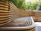 Celá terasa vetn kvtník a sedacího zahradního nábytku je vyrobena z odolného cedrového deva