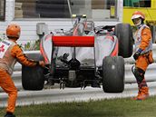 Lewis Hamilton naboural svj monopost McLaren v vodnm trninku GP Japonska.