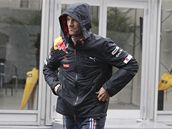 Mark Webber v dob 3. trninku prochz promoenm padokem.