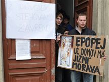 Proti převozu Slovanské epopeje do Prahy přišly protestovat desítky lidí.