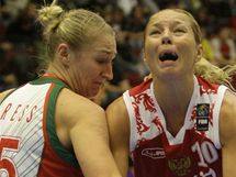 Ilona Korstinov z Ruska bojuje s Bloruskou Marinou Kressovou ve tvrtfinle MS basketbalistek