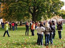 Studenti moravskokrumlovskch kol v parku ped zmkem s expozic Slovansk epopeje. (7. 10. 2010)